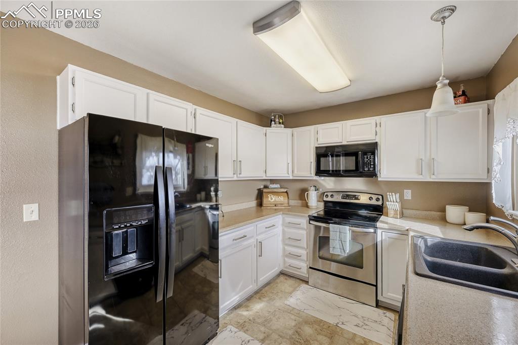 Image 13 of 26: Kitchen