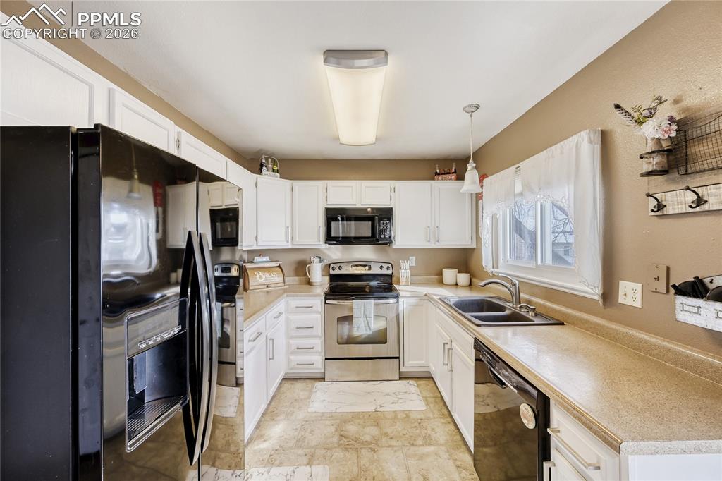 Image 14 of 26: Kitchen