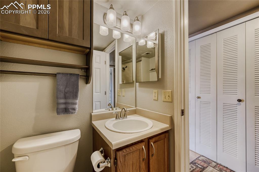 Image 16 of 26: Bathroom