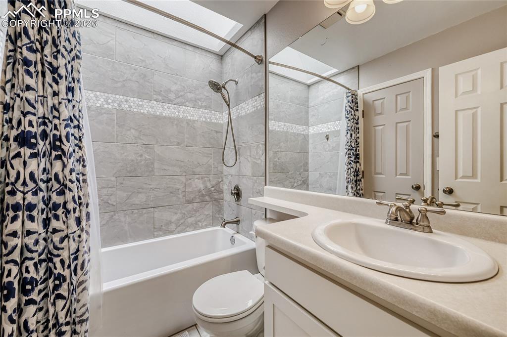 Image 21 of 26: Bathroom