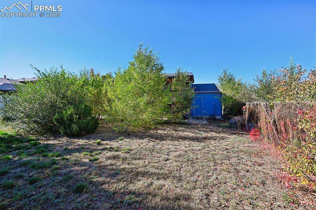 Image 18 of 21: Yard