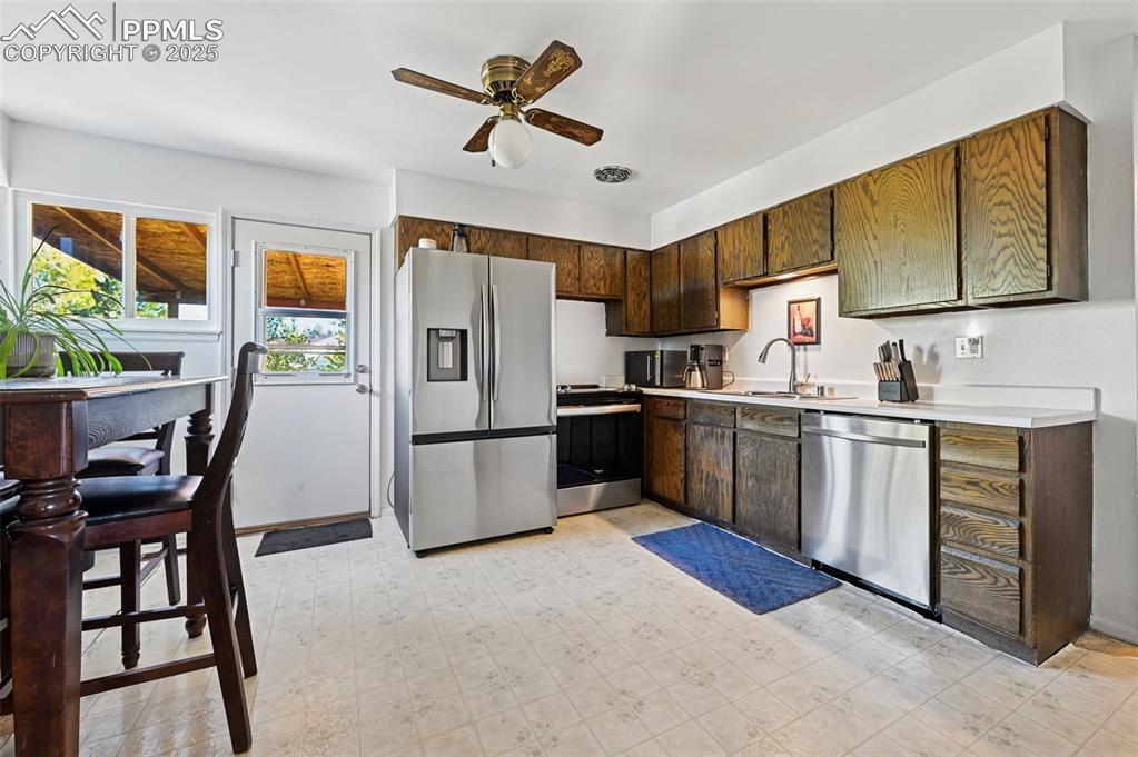 Image 4 of 21: Kitchen