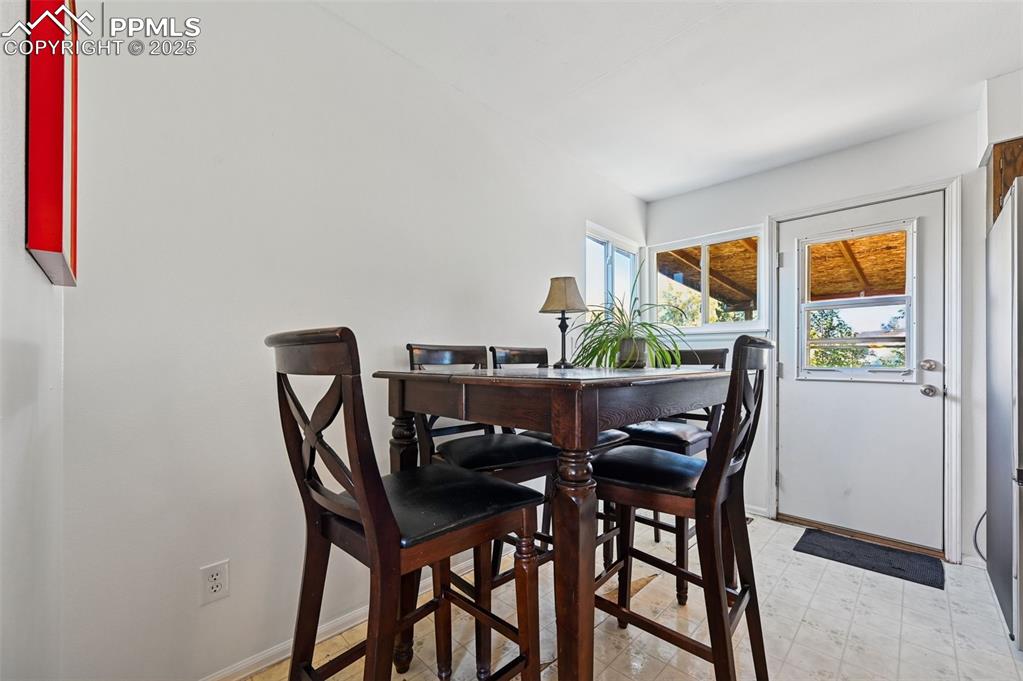 Image 6 of 21: Dining Area