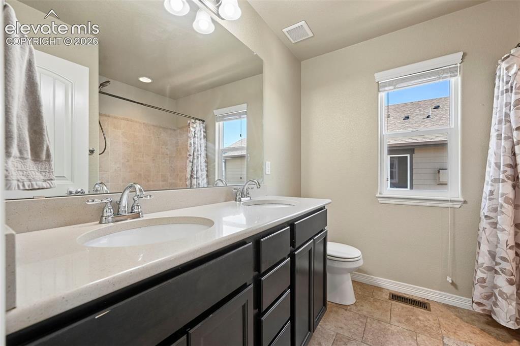 Image 19 of 47: Bathroom