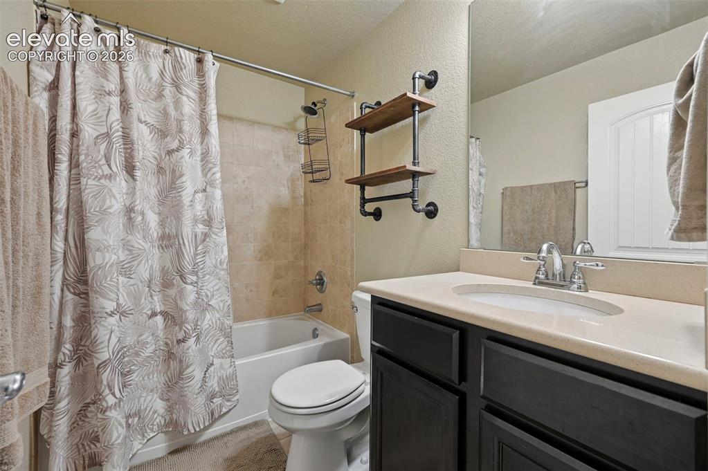 Image 33 of 47: Bathroom