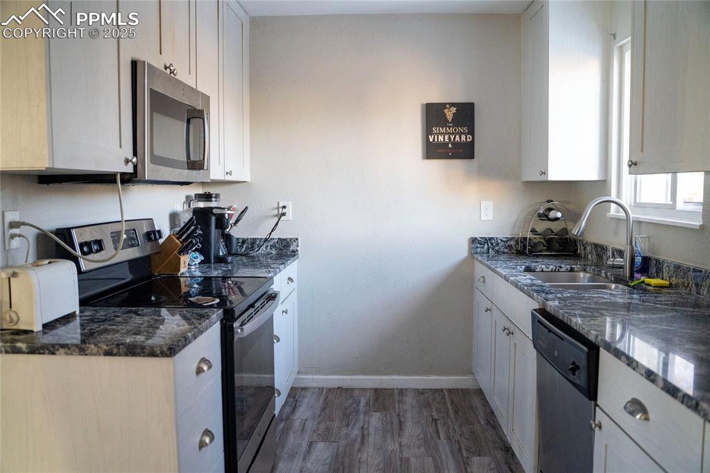 Image 5 of 15: Kitchen