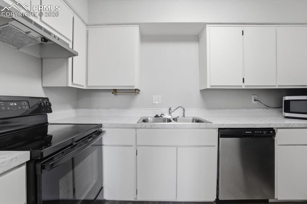 Image 14 of 34: Updated kitchen.