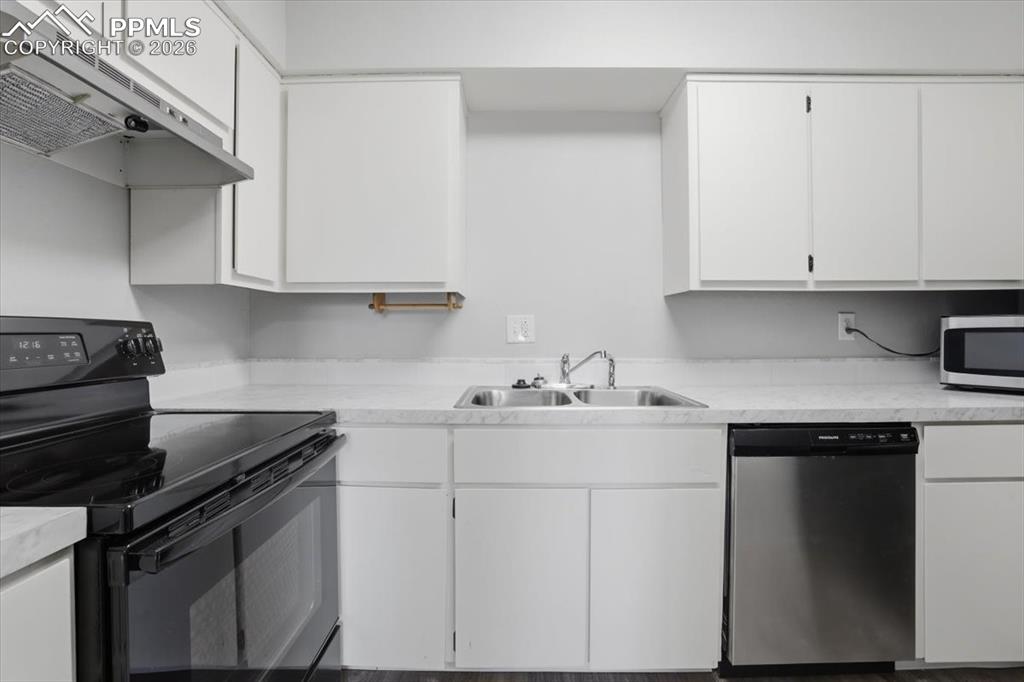 Image 15 of 34: Kitchen.