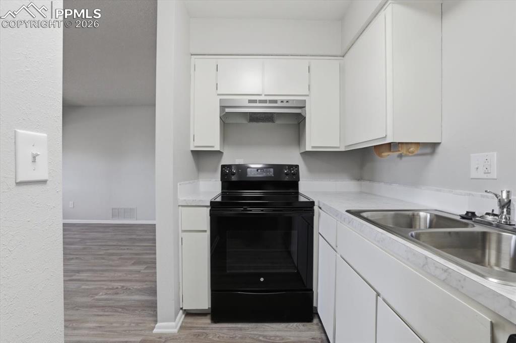 Image 16 of 34: Kitchen.