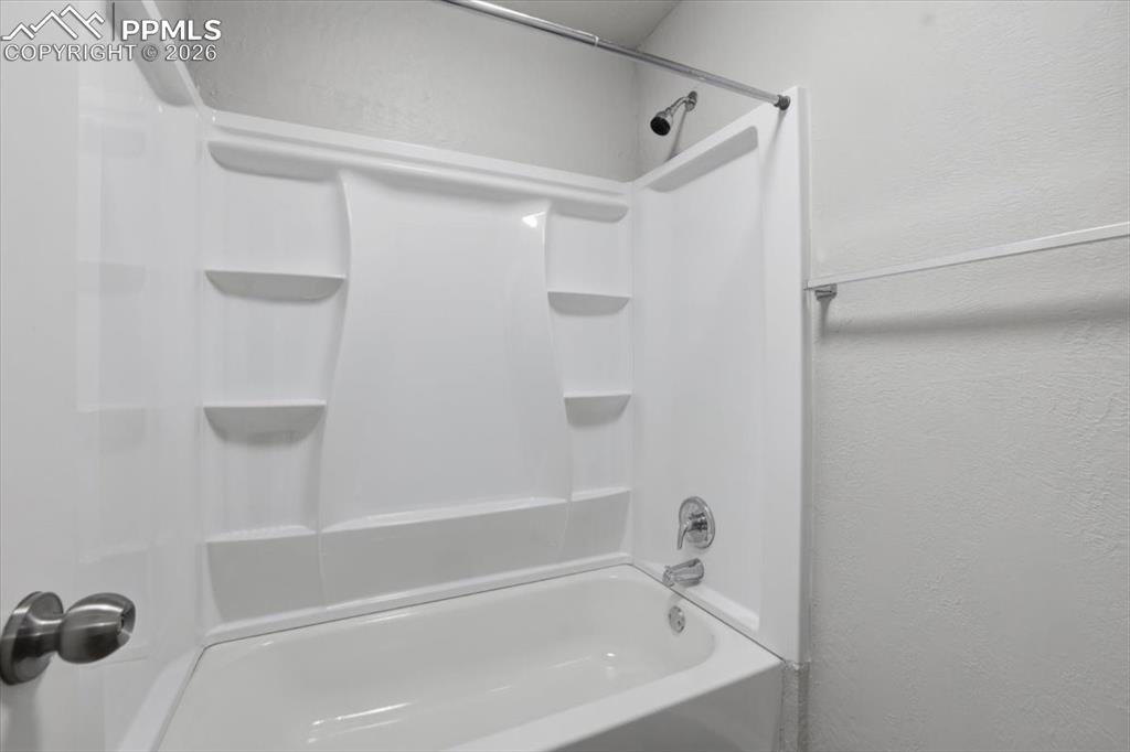 Image 21 of 34: Bathroom.