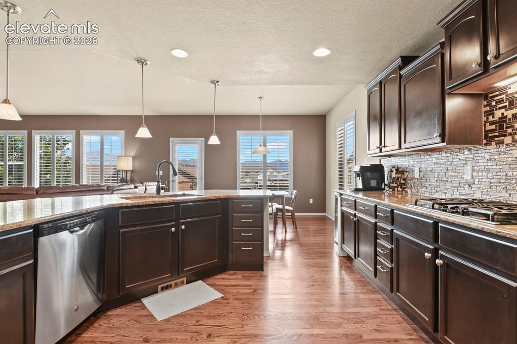 Image 18 of 48: Kitchen