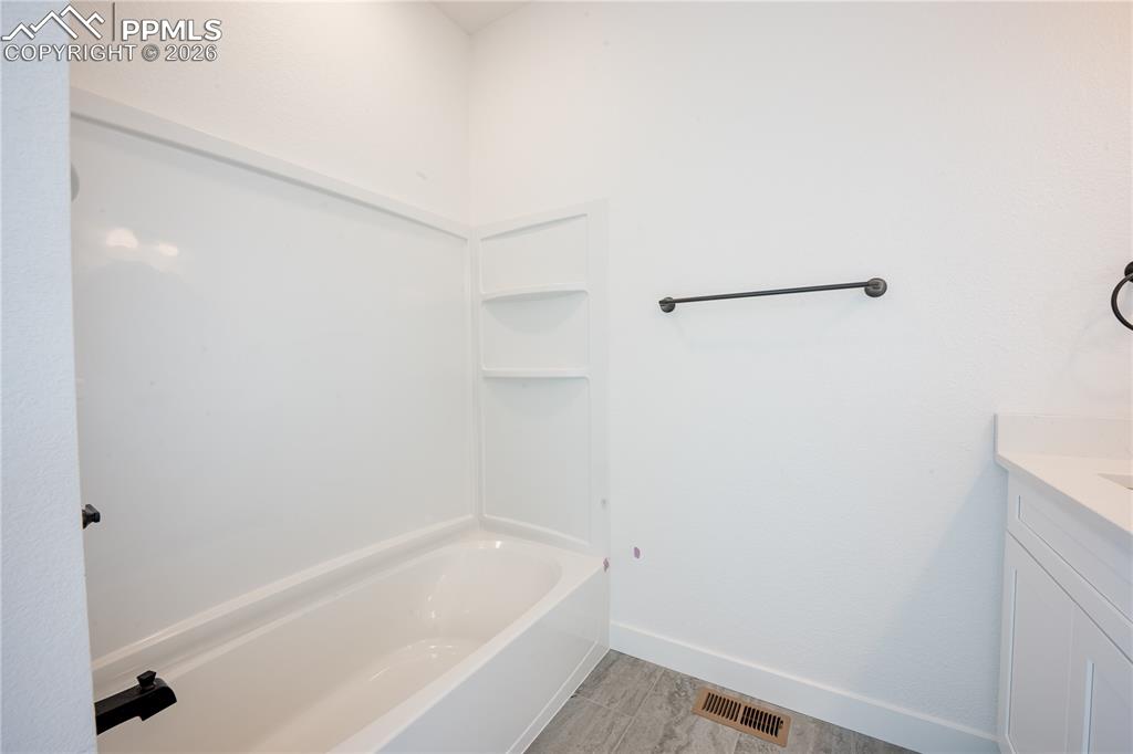 Image 10 of 24: Bathroom