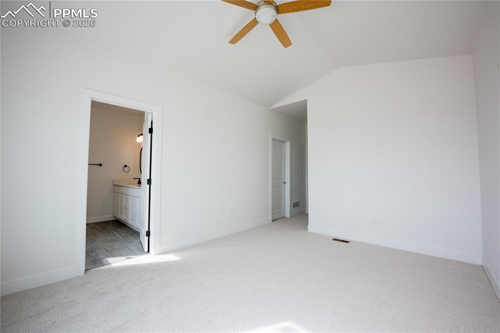 Image 14 of 24: Bedroom