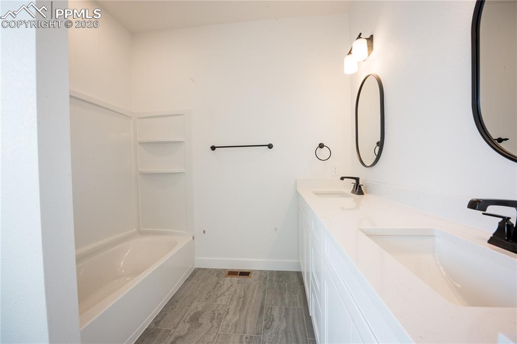 Image 9 of 24: Bathroom