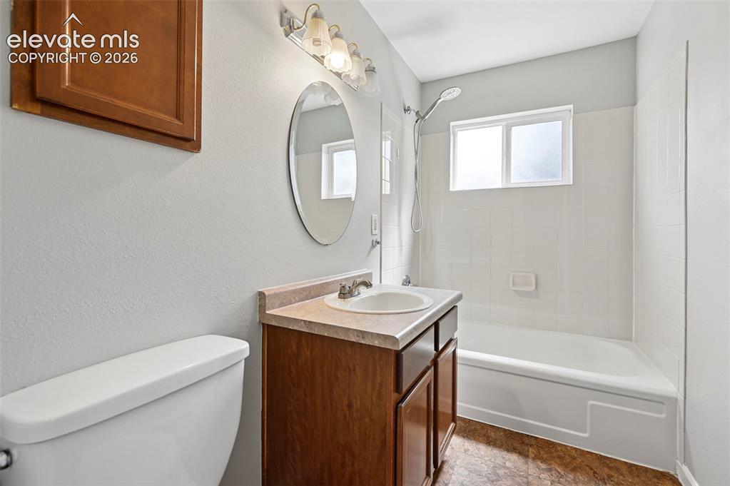 Image 12 of 32: Bathroom