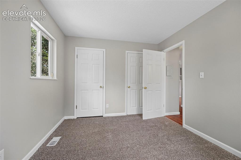 Image 14 of 32: Bedroom