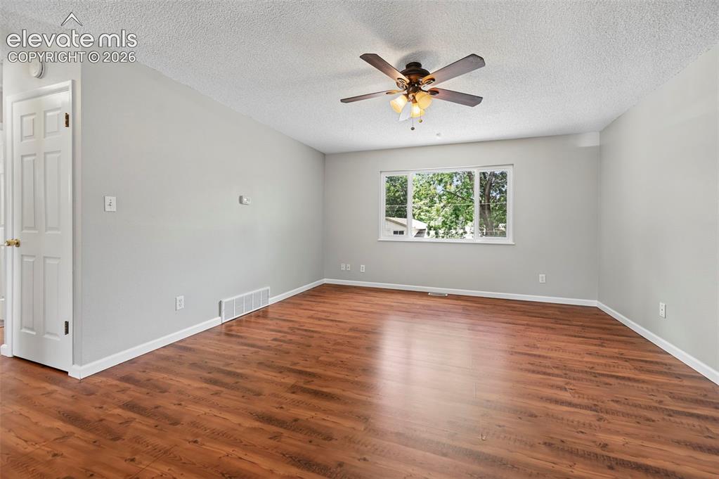 Image 4 of 32: Living Room