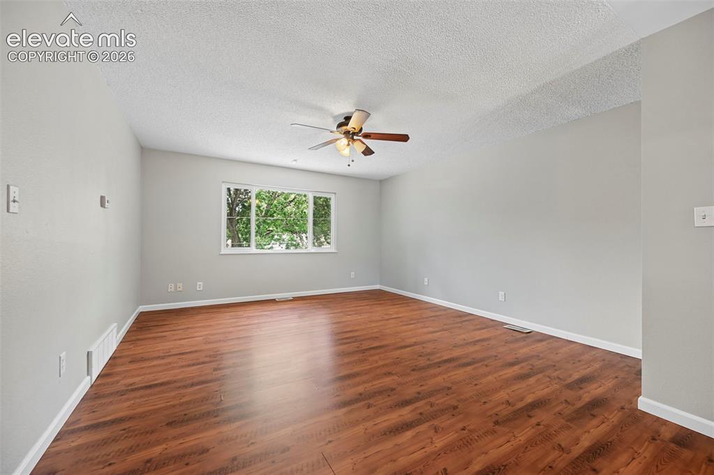 Image 5 of 32: Living Room