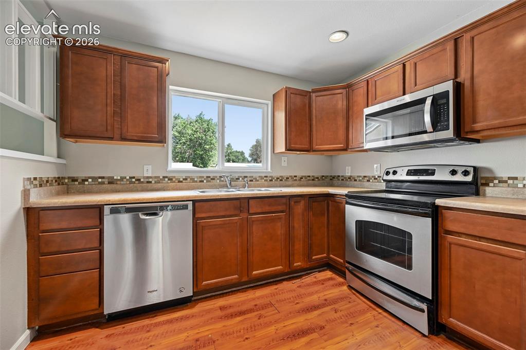 Image 7 of 32: Kitchen