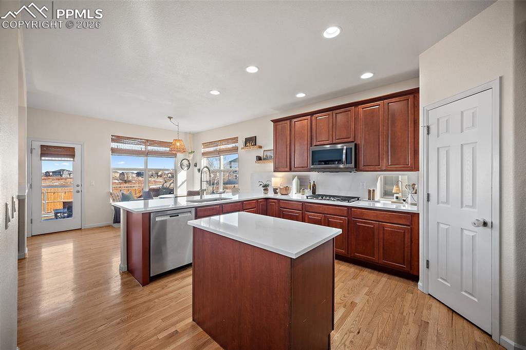 Image 10 of 50: Kitchen