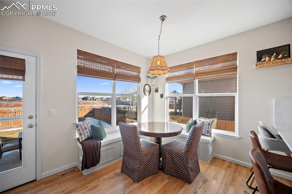 Image 16 of 50: Dining Area