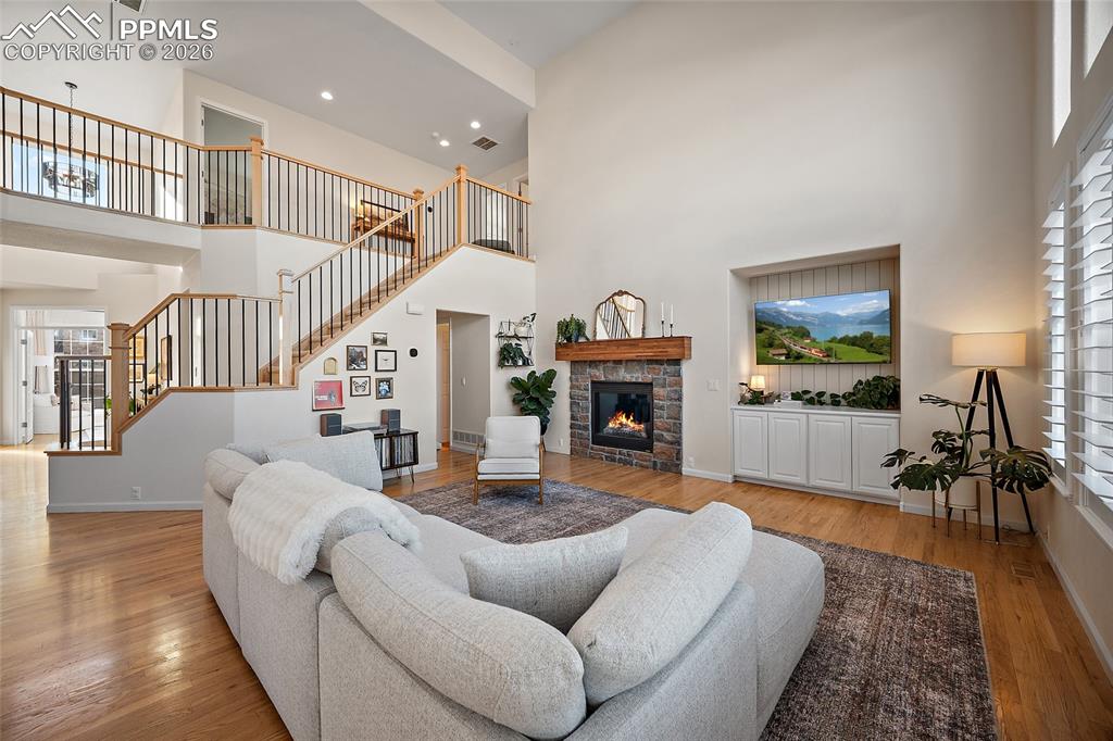 Image 20 of 50: Living Room