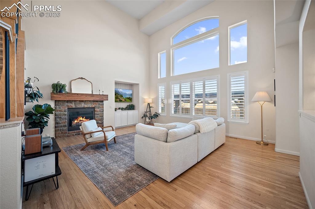 Image 21 of 50: Living Room