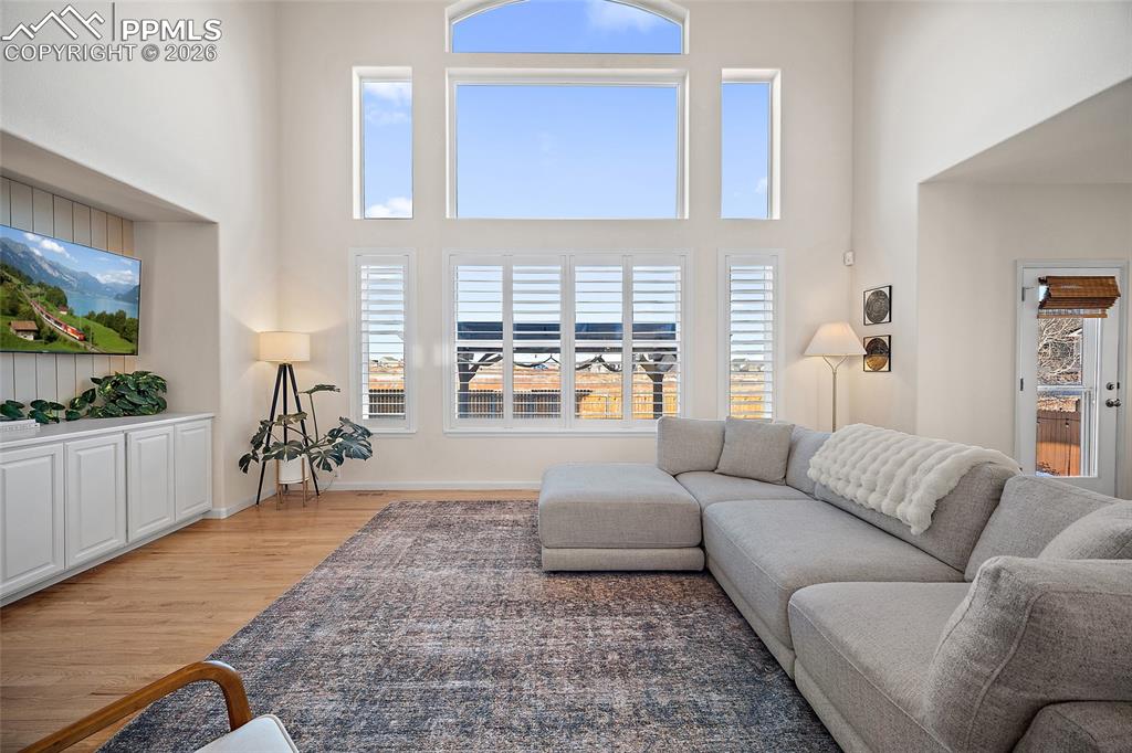 Image 25 of 50: Living Room