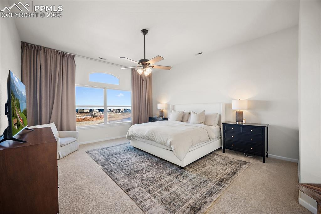 Image 29 of 50: Bedroom