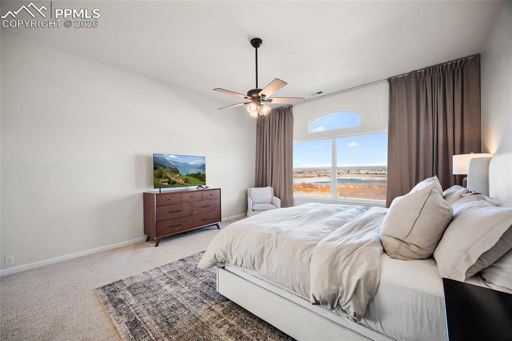 Image 30 of 50: Bedroom