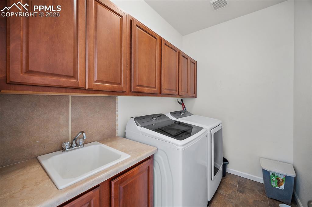 Image 31 of 50: Laundry