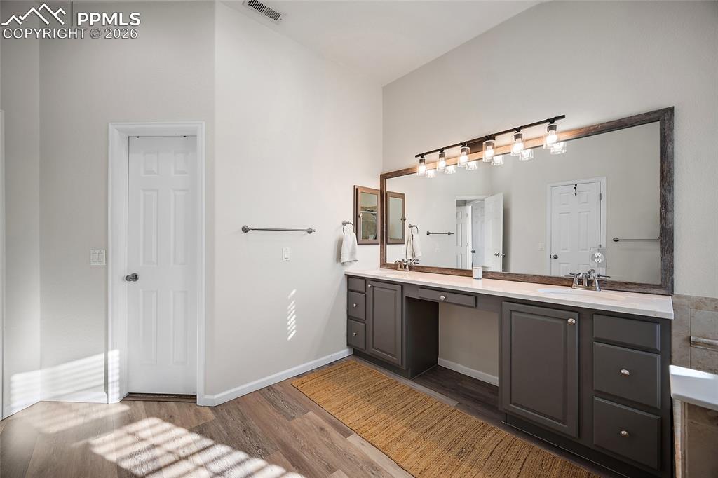 Image 33 of 50: Bathroom