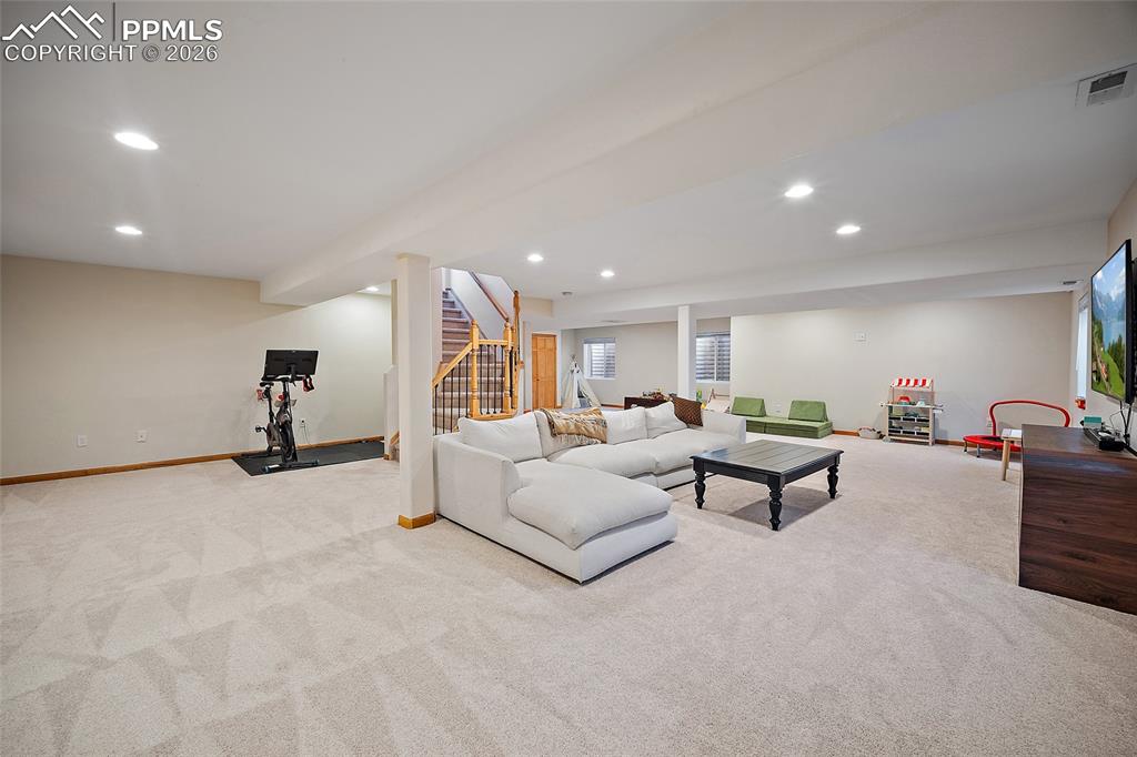 Image 40 of 50: Living Room