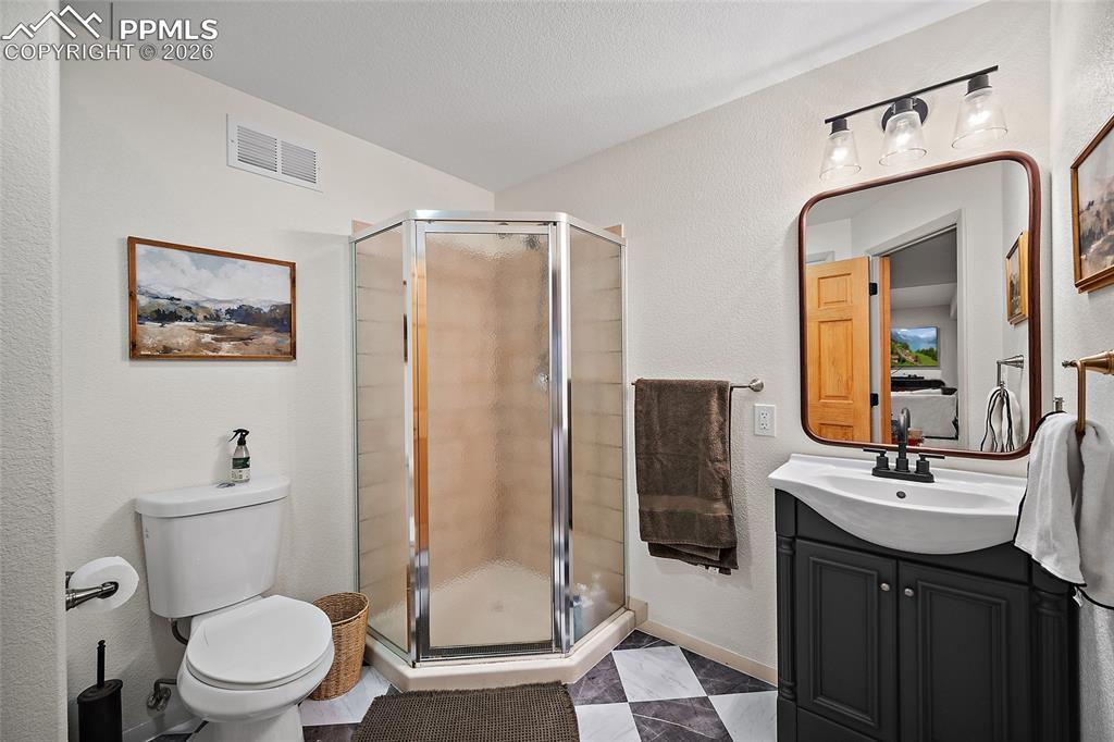 Image 41 of 50: Bathroom