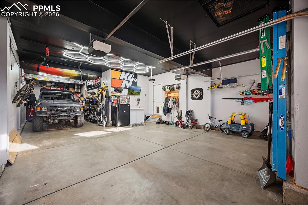 Image 43 of 50: Garage