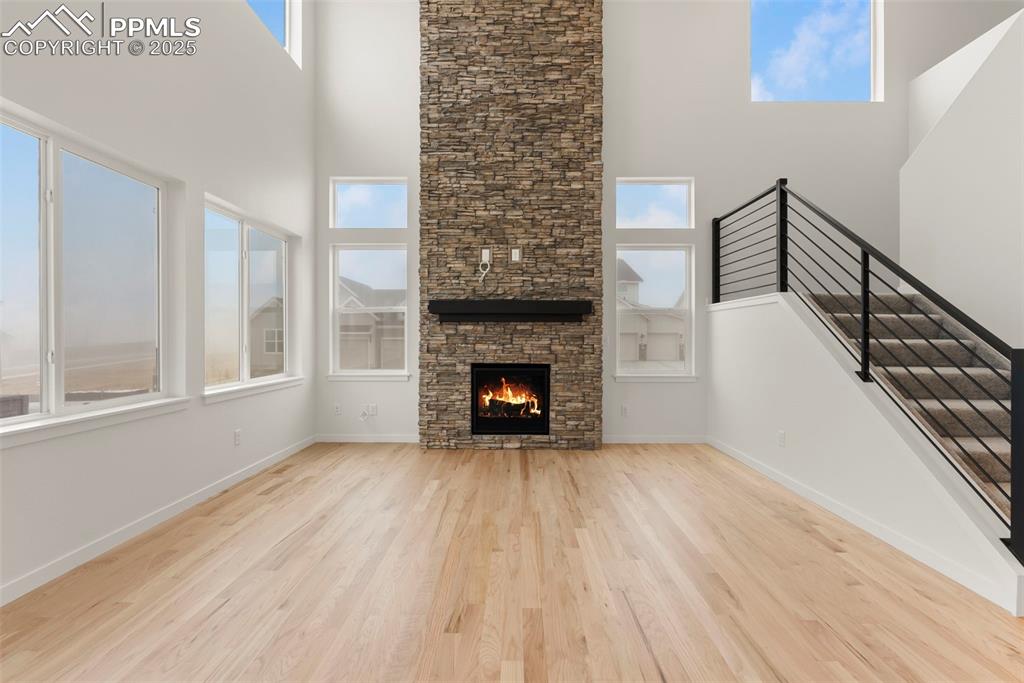 Image 19 of 48: Living Room