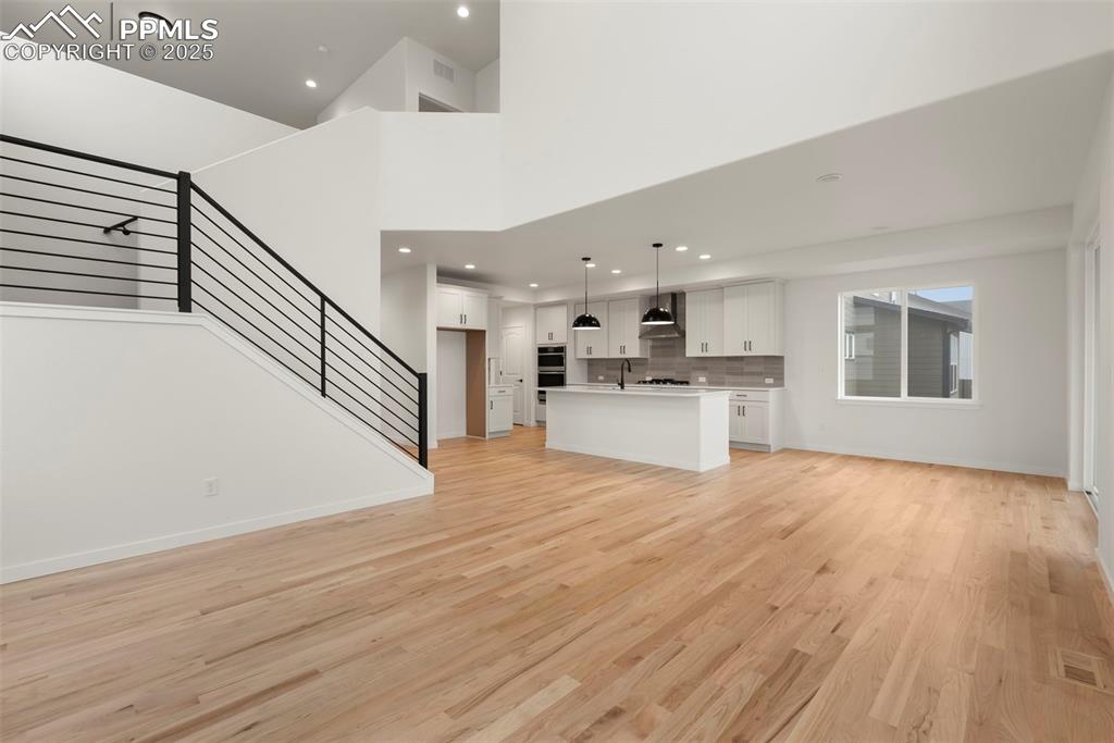 Image 21 of 48: Living Room