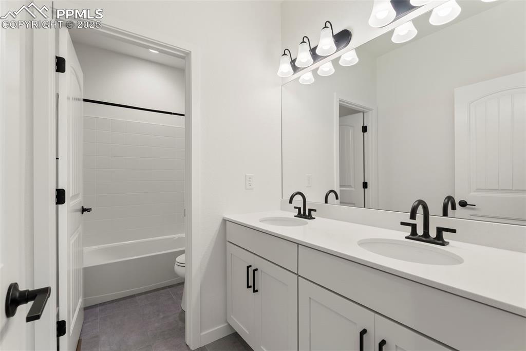 Image 25 of 48: Bathroom