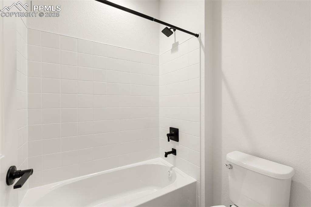 Image 26 of 48: Bathroom