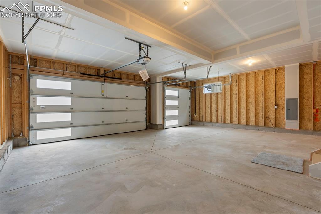 Image 43 of 48: Garage