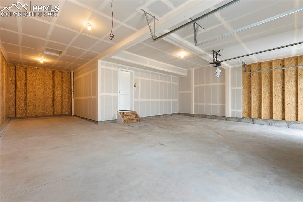 Image 44 of 48: Garage