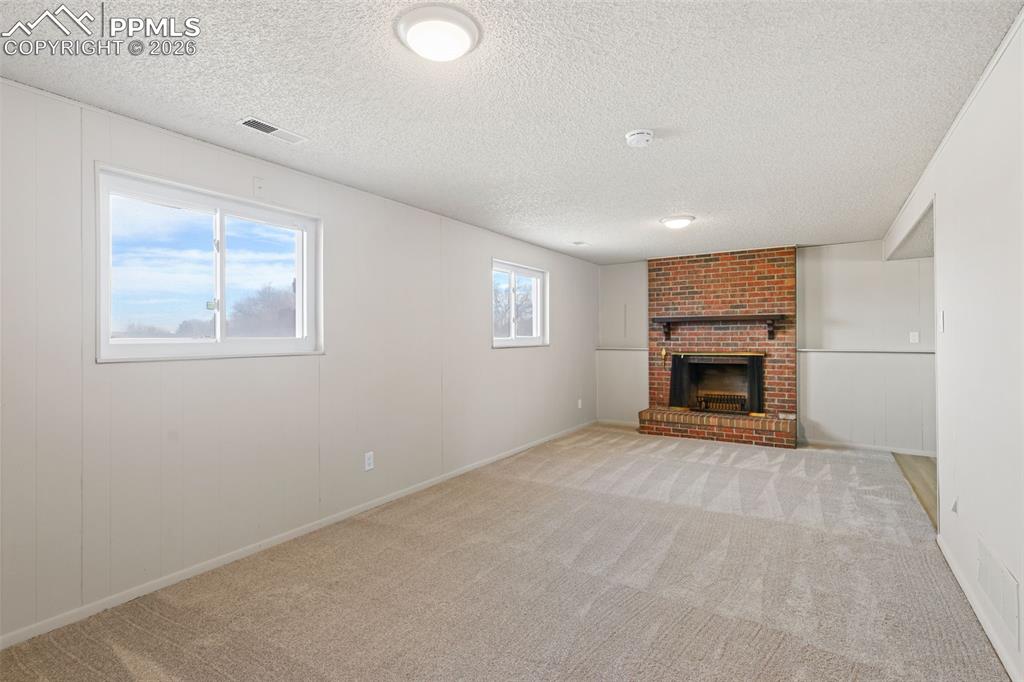 Image 16 of 25: Family Room