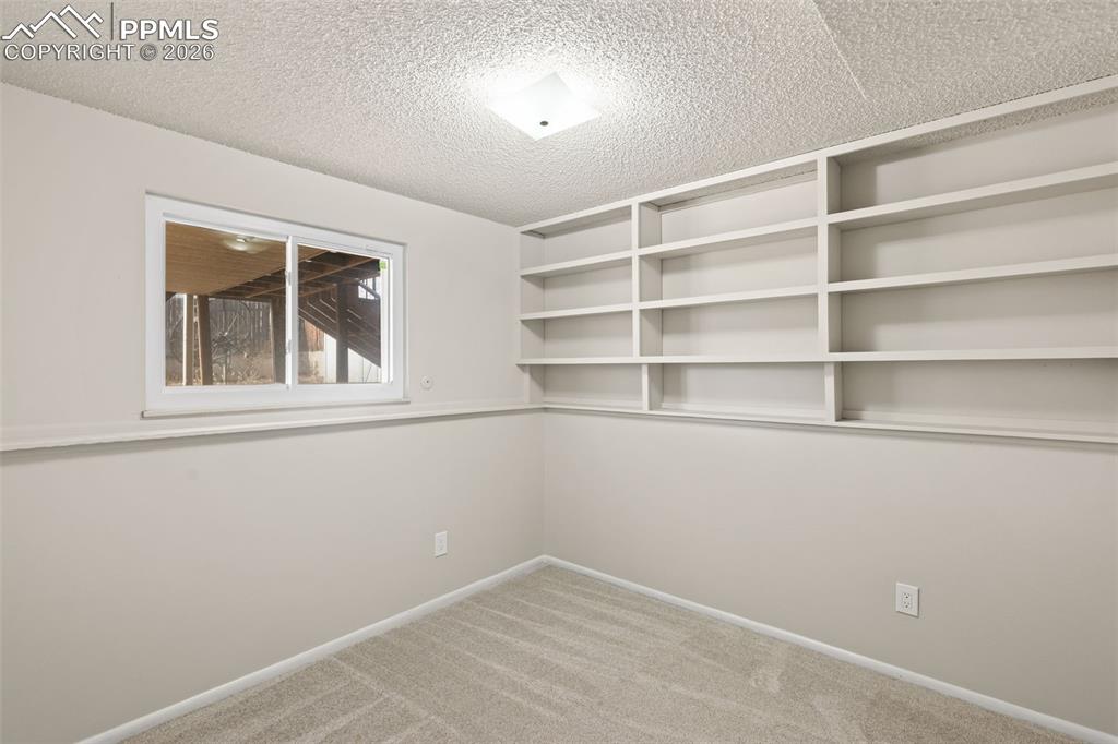 Image 18 of 25: Bedroom