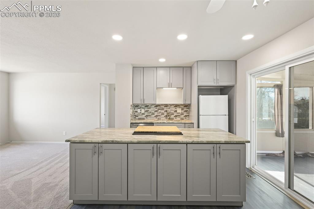 Image 7 of 25: Kitchen