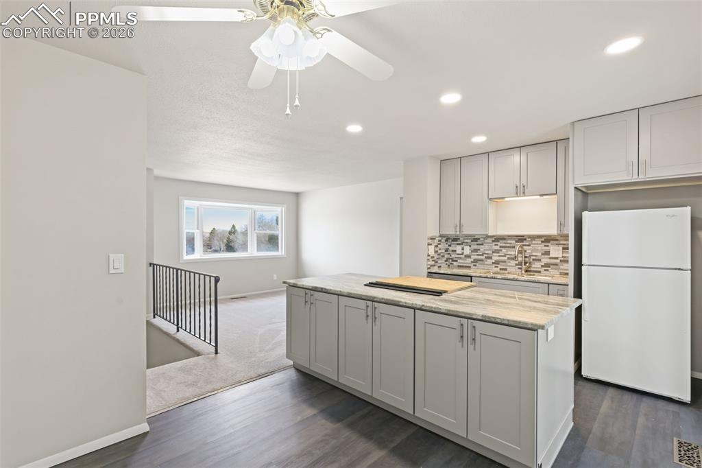 Image 8 of 25: Kitchen