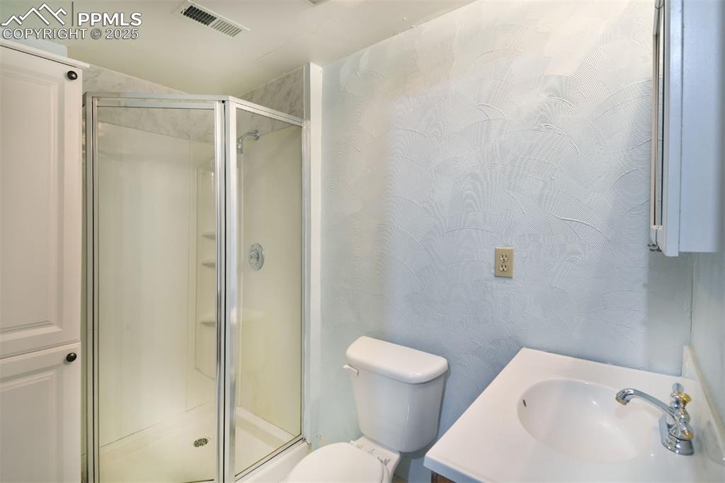 Image 14 of 15: Bathroom