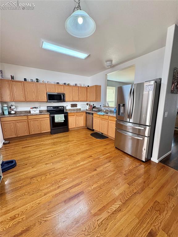 Image 11 of 21: Kitchen