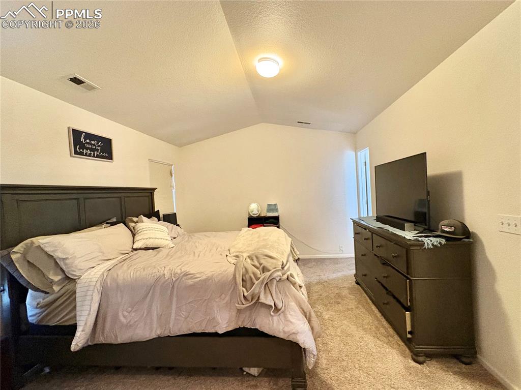 Image 15 of 21: Bedroom