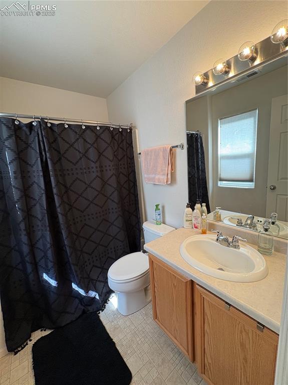 Image 19 of 21: Bathroom