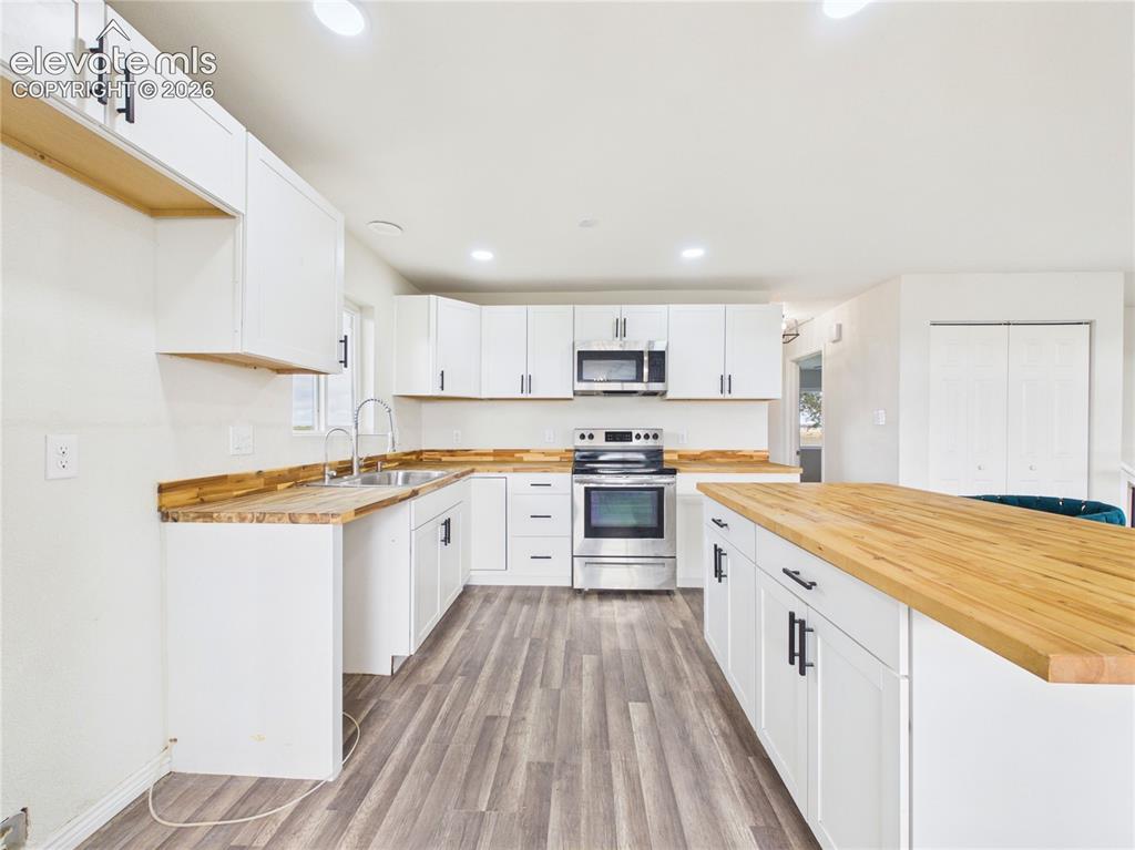 Image 12 of 38: Kitchen